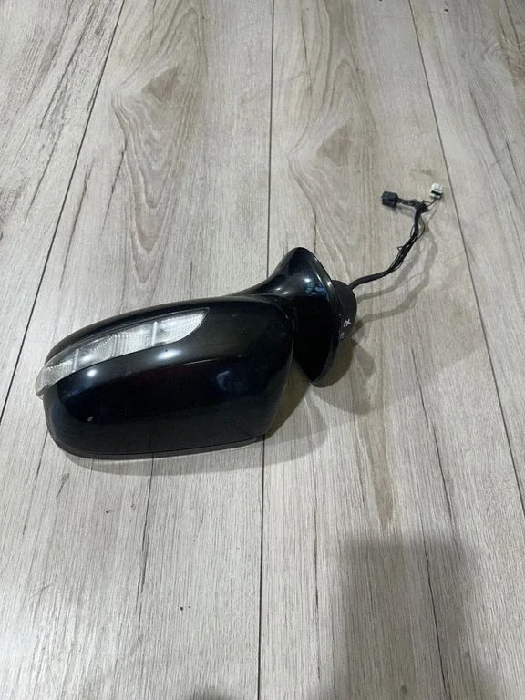 Esiukse elektriline välispeegel