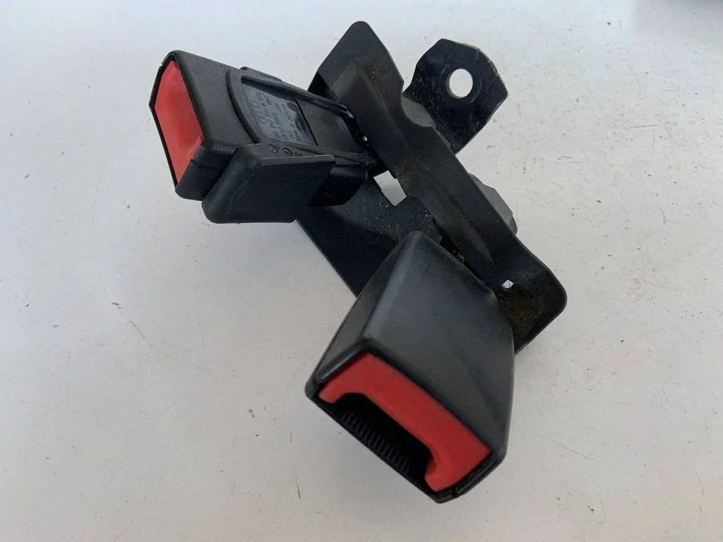 Middle seatbelt buckle (rear) – Audi A4 S4 B8 8K (2008-2015)