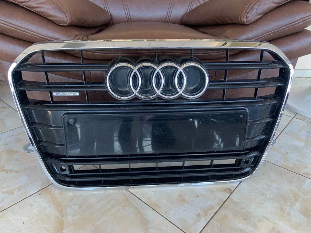 Esistange ülemine radiaatorivõre – Audi A6 S6 C7 4G (2011-2018)
