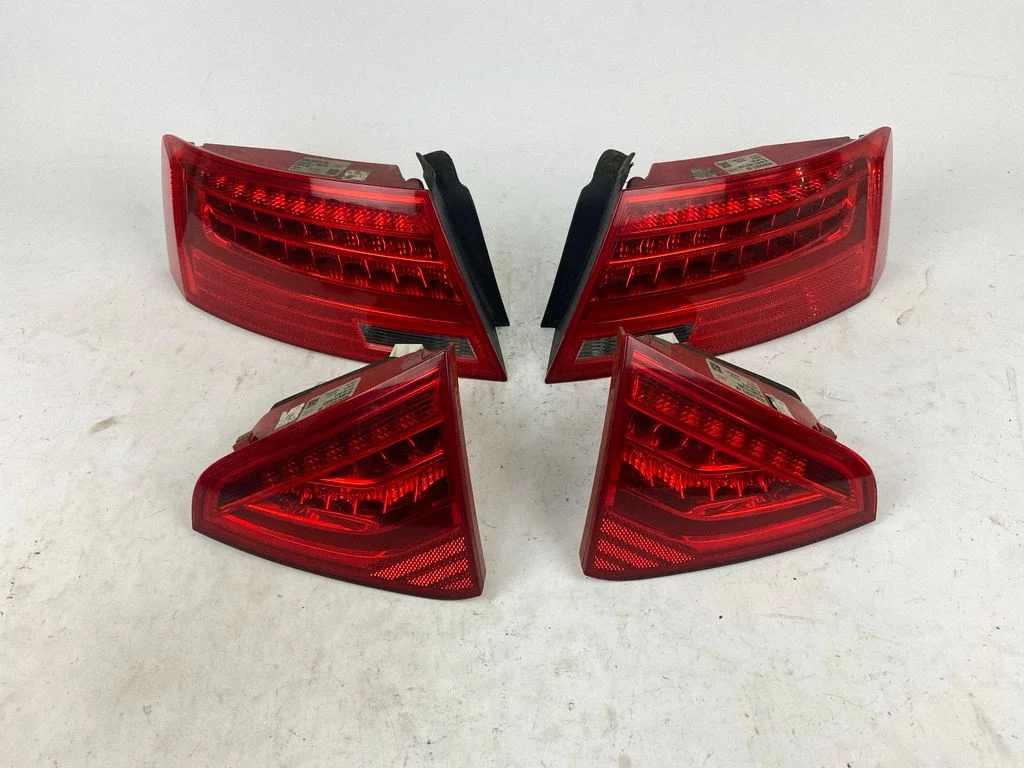 Rear/tail lights set 8T0945094D