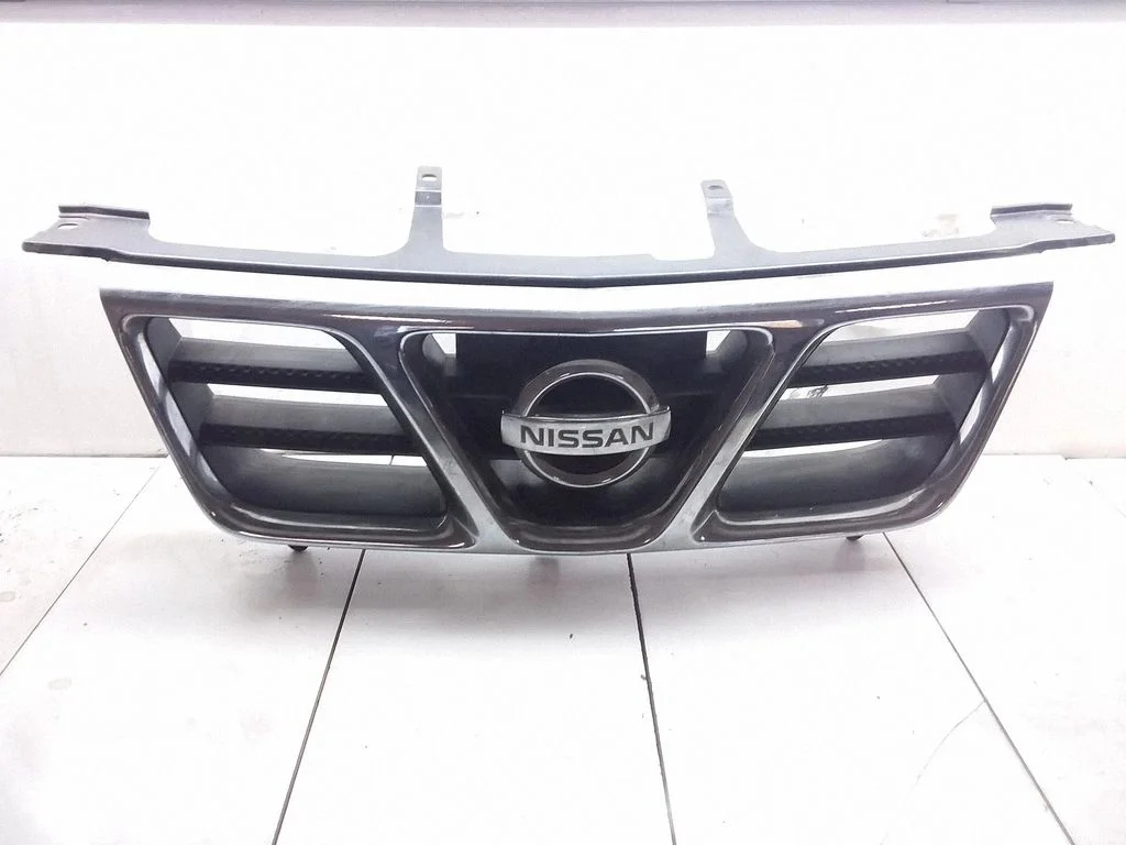 Front bumper upper radiator grill – Nissan X-Trail T30 (2001-2007)