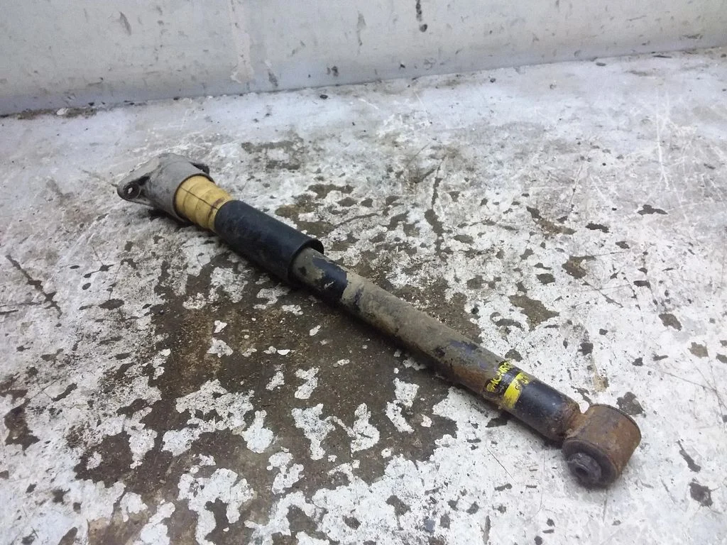 Rear shock absorber/damper