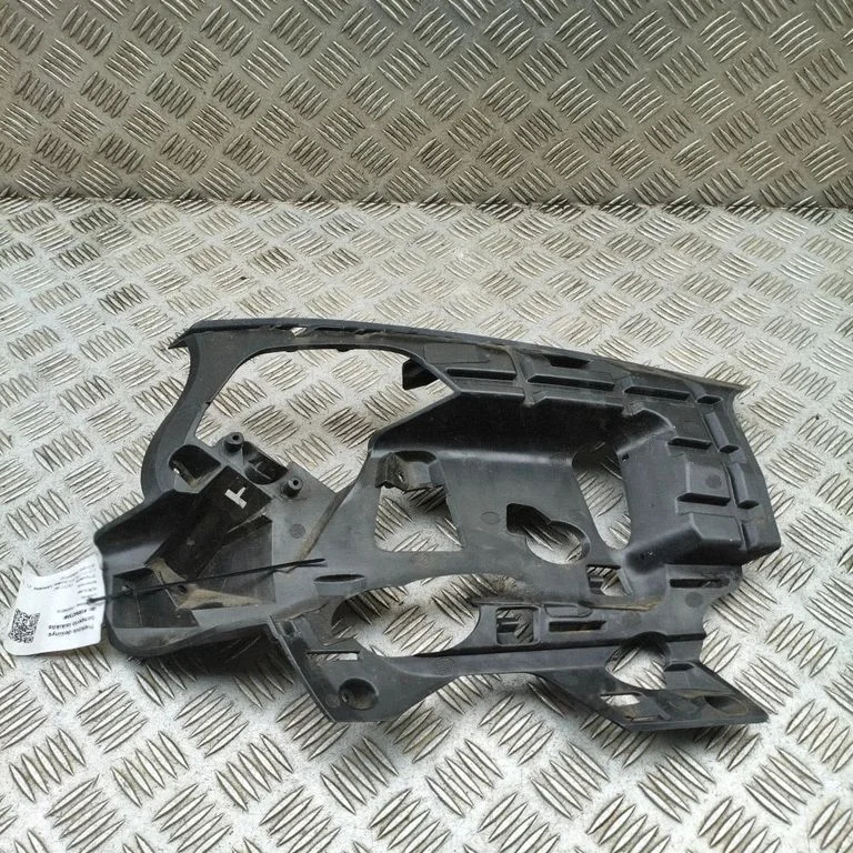 Front bumper mounting bracket 31323841