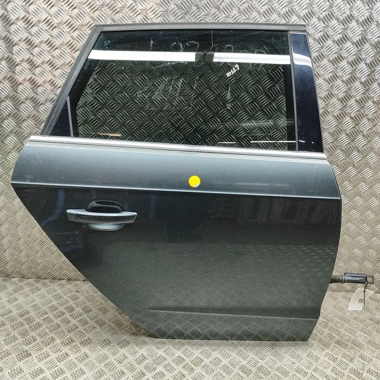 Aizmugurējās durvis 8V4833052B