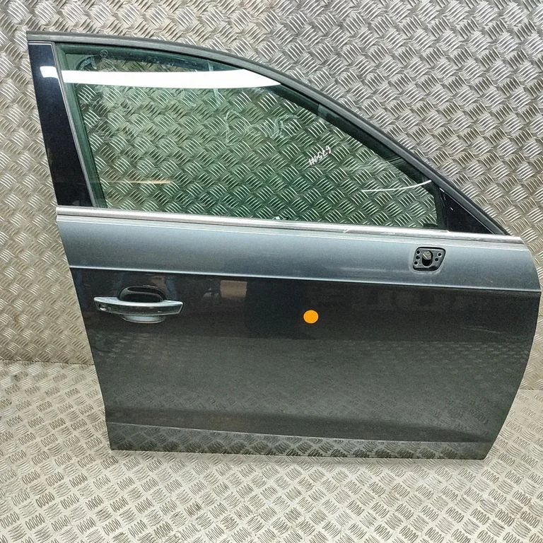 Priekšējās durvis 8V4831052B