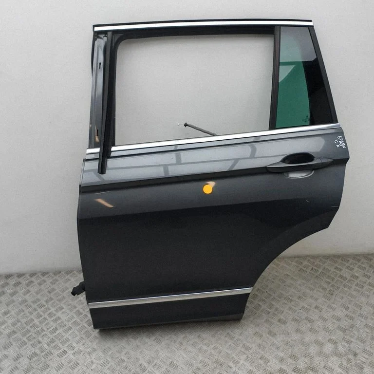 Aizmugurējās durvis 5NA833055