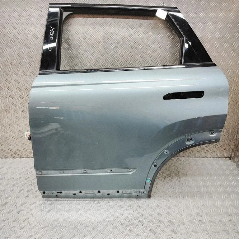 Aizmugurējās durvis 551001483AADYJ