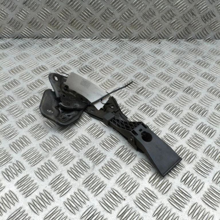 Mootorikapoti luku aas 4G0823480A