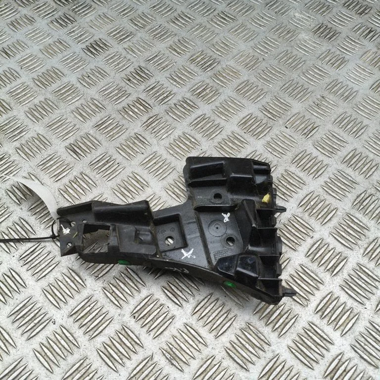 Front bumper mounting bracket 31425463