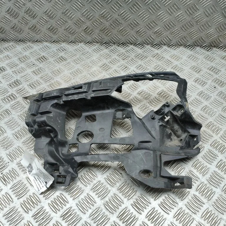 Front bumper mounting bracket 31383140