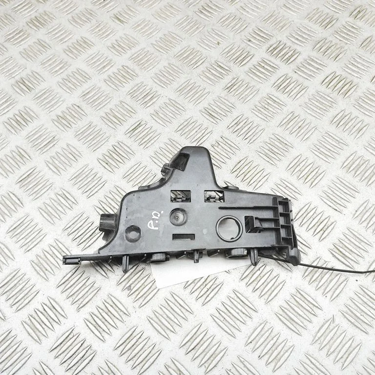 Priekšējā bampera turētājs 8Y0807184
