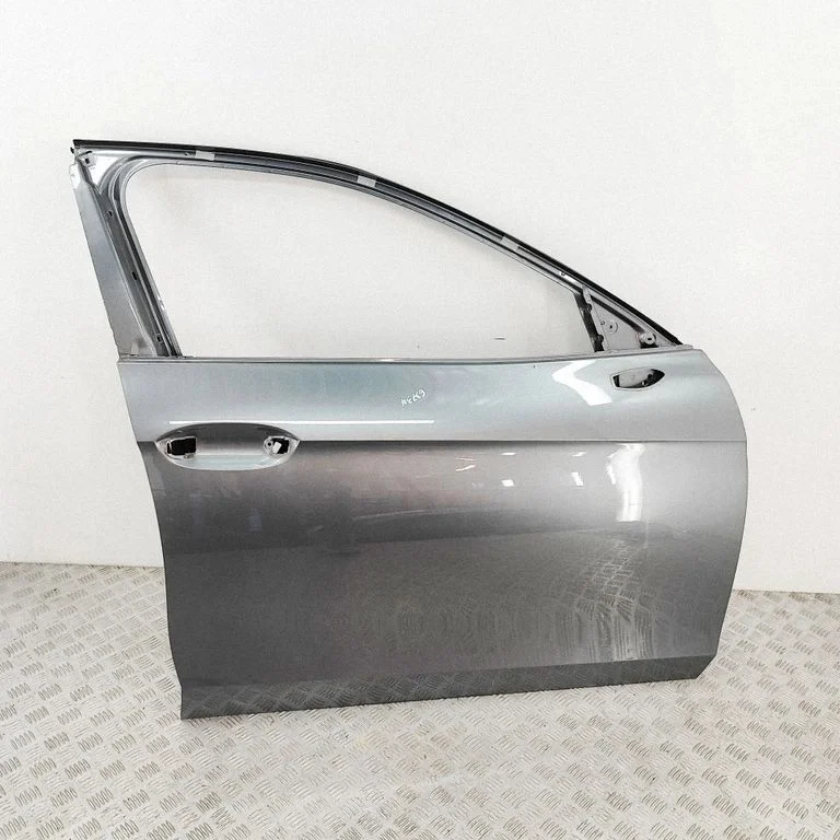 Priekšējās durvis 3J0831052