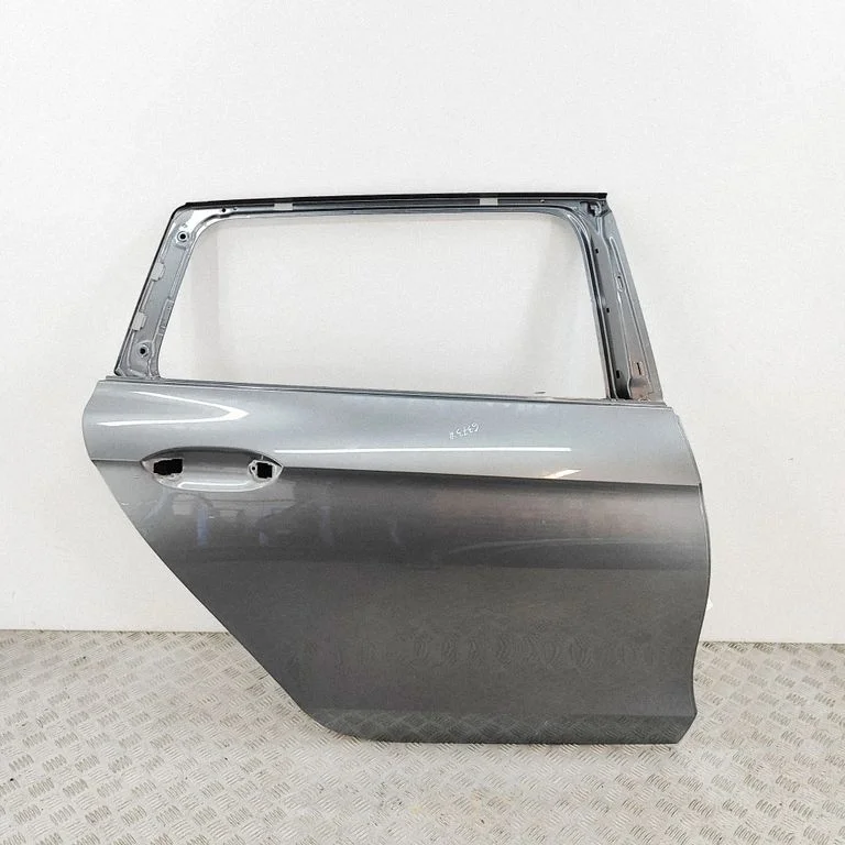 Aizmugurējās durvis 3J0833052A