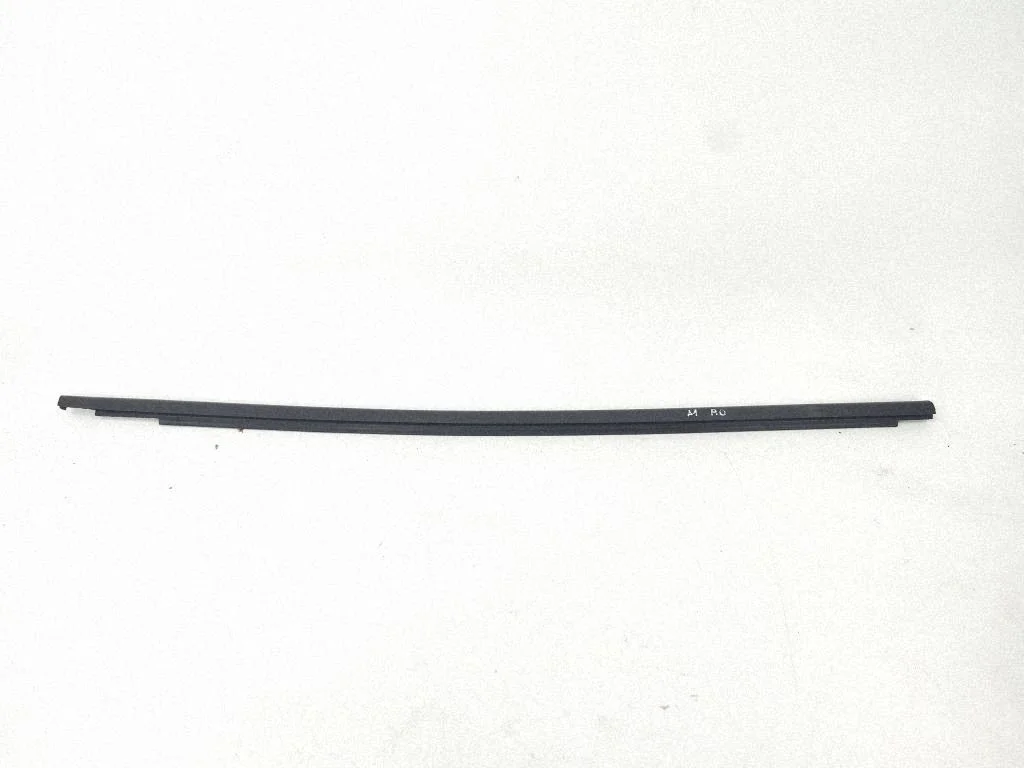 Front door glass trim molding 82G837478