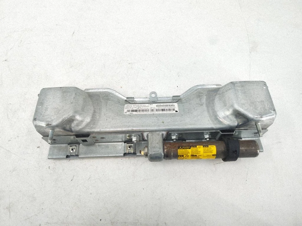 Knee airbag – Mercedes-Benz C-Class AMG W204 (2007-2014)