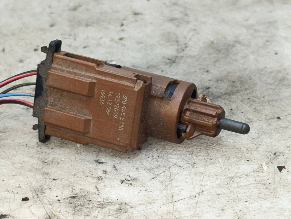 Brake pedal sensor switch – Skoda Roomster (5J) (2006-2015)