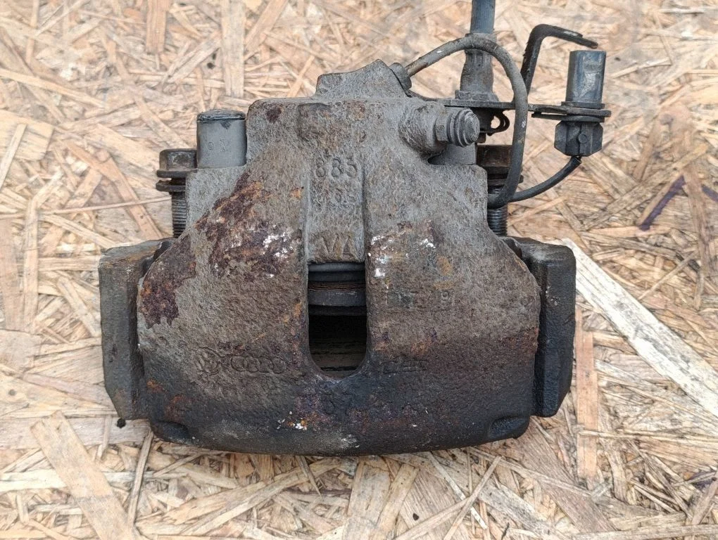 Front brake caliper – right