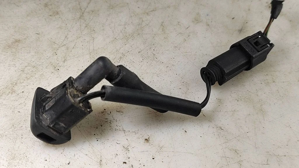 Windshield washer spray nozzle – BMW 5 Series E60 E61 (2004-2010)