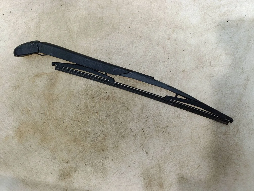Rear wiper blade arm