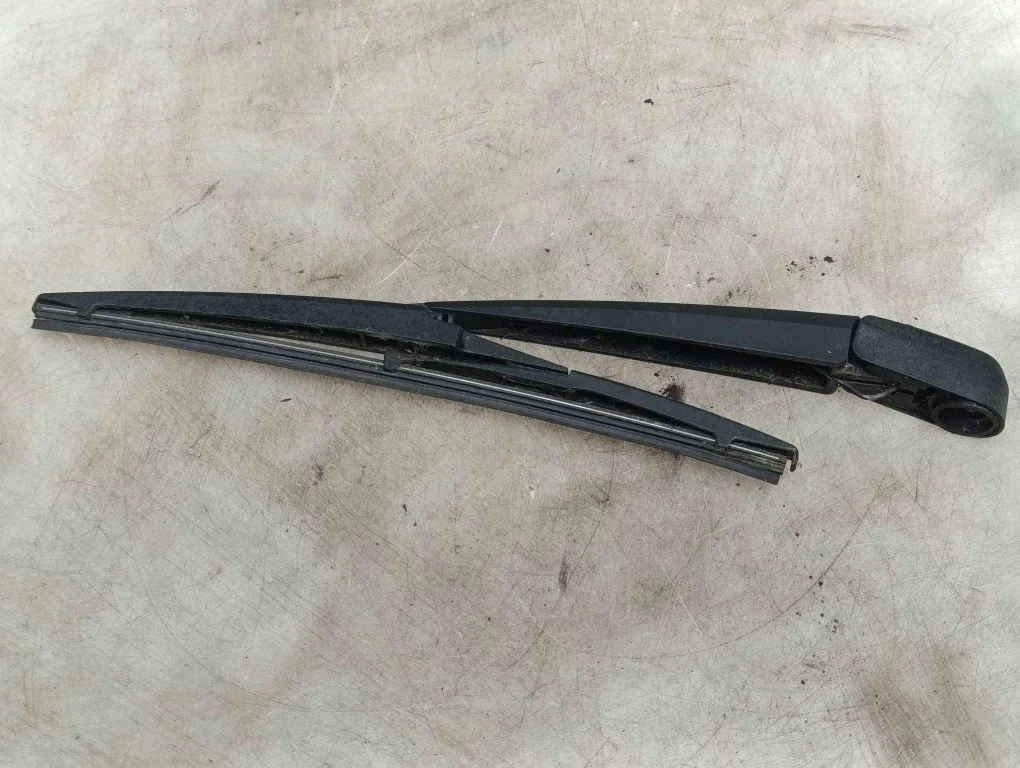 Rear wiper blade arm – Toyota Avensis T270 (2009-2012)