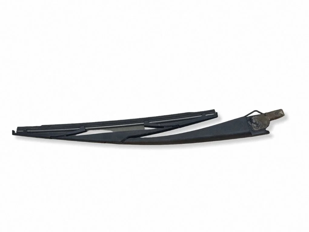 Rear wiper blade arm