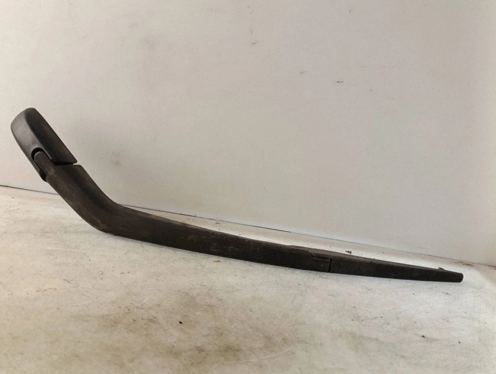 Rear wiper blade arm
