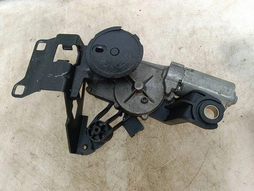 Rear window wiper motor – BMW 3 Series E90 E91 (2005-2012)