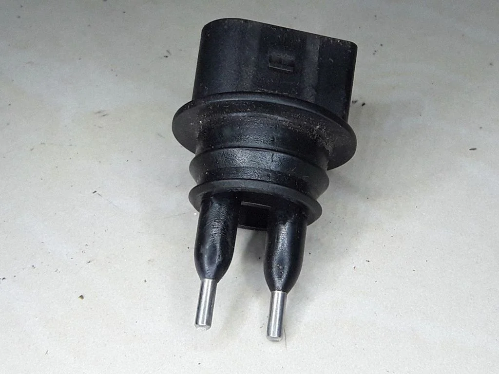 Czujnik poziomu płynu spryskiwacza – Volkswagen Passat B5 (1997-2000)