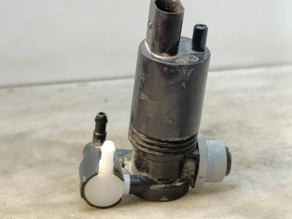 Windscreen/windshield washer pump – Volvo EX40 (2024-)