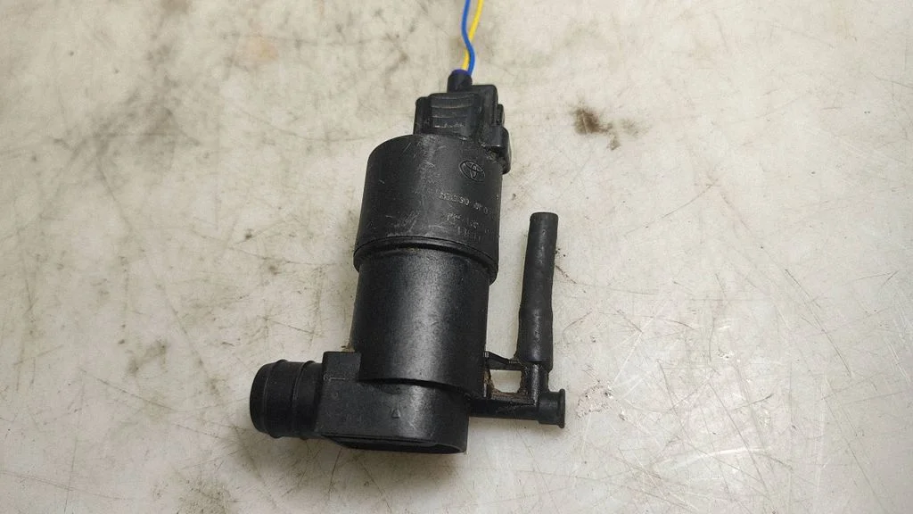 Windscreen/windshield washer pump – Toyota Yaris (2015-)
