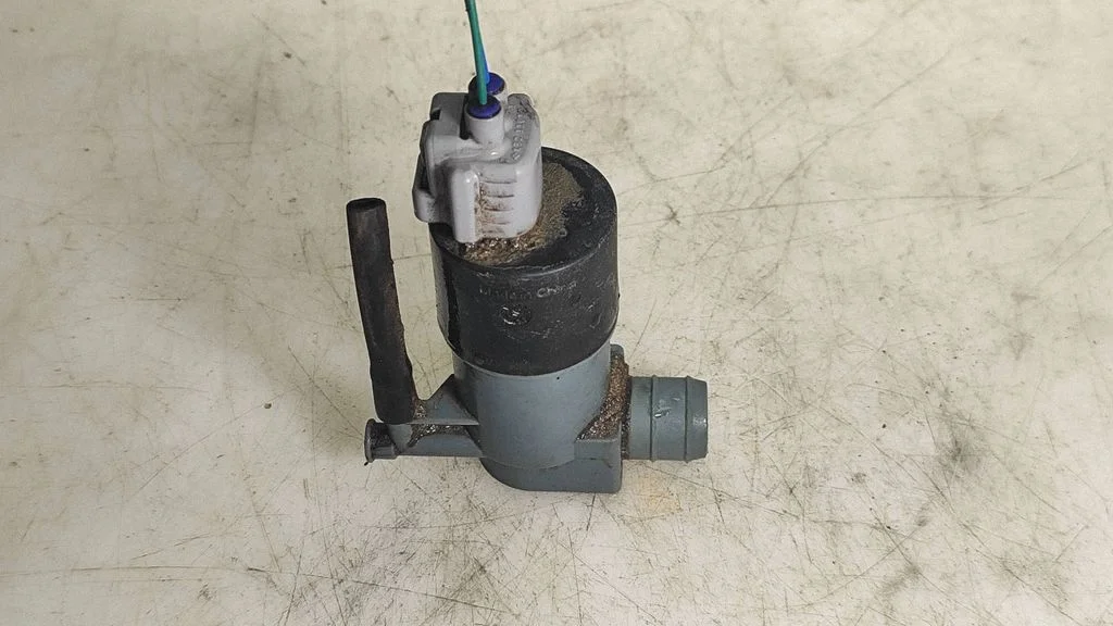 Windscreen/windshield washer pump – Toyota Yaris (2015-)