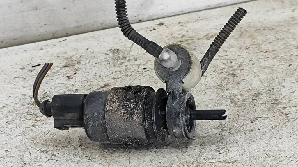 Windscreen/windshield washer pump – Audi A6 Allroad C6 (2006-2011)