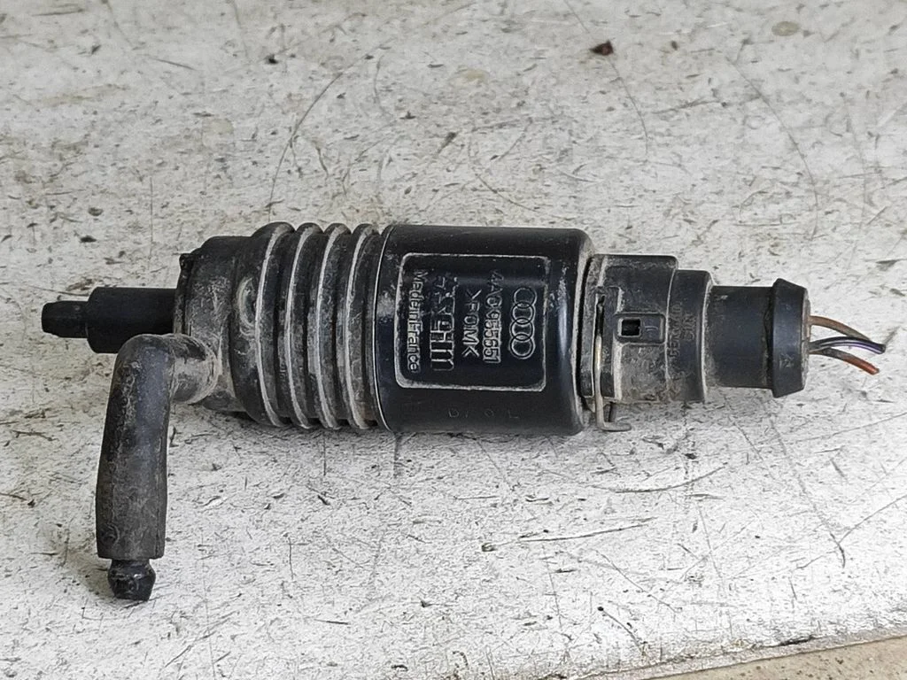 Windscreen/windshield washer pump – Audi A4 S4 B5 8D (1994-1999)