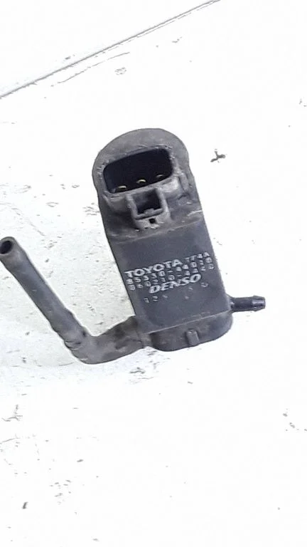 Windscreen/windshield washer pump – Toyota Matrix (E130) (2001-2008)
