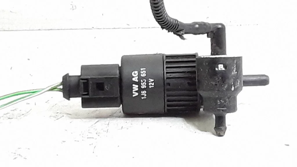 Windscreen/windshield washer pump – Volkswagen Golf IV (1998-2005)