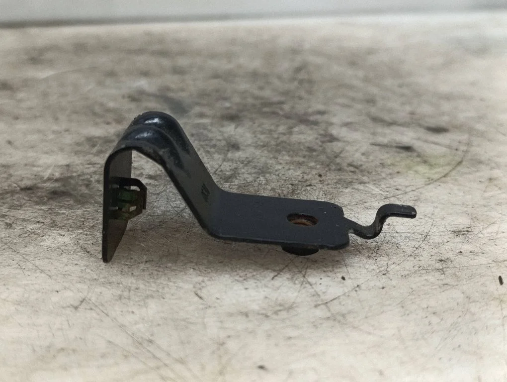 Headlight/headlamp mounting bracket 39013261