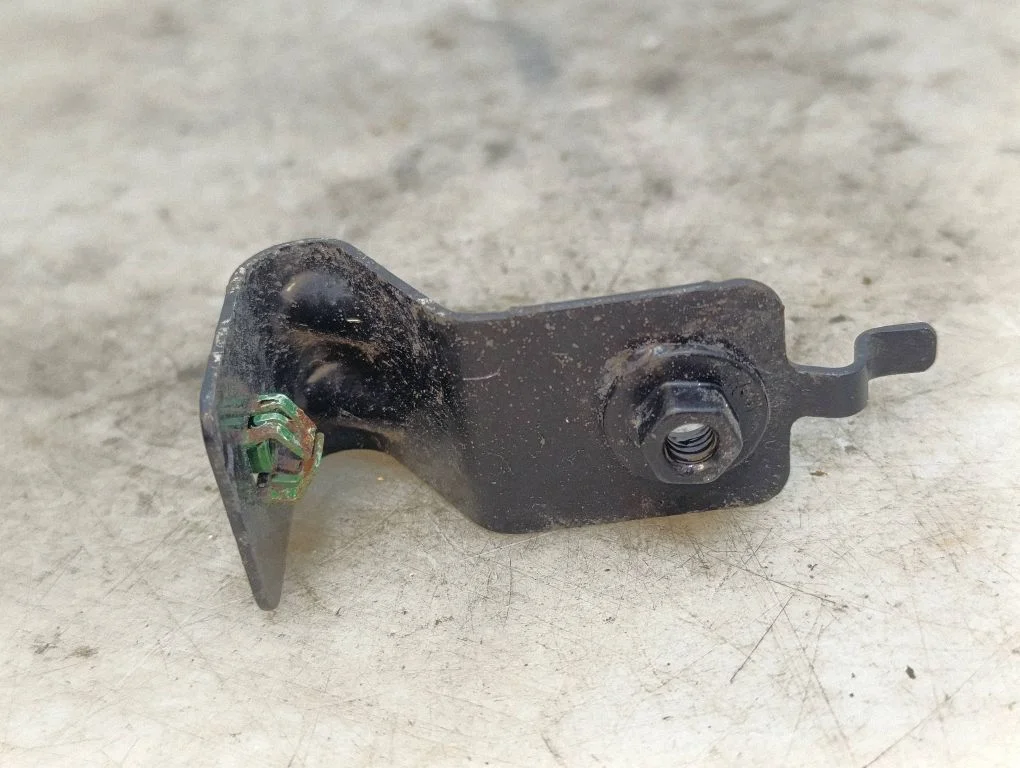 Headlight/headlamp mounting bracket 39013261