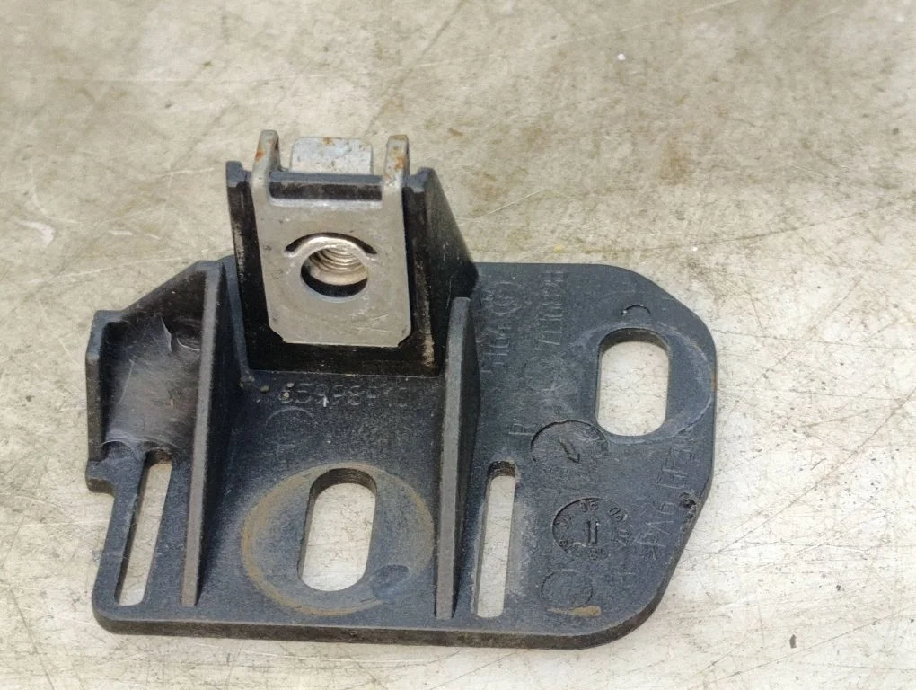 Headlight/headlamp mounting bracket 7136828
