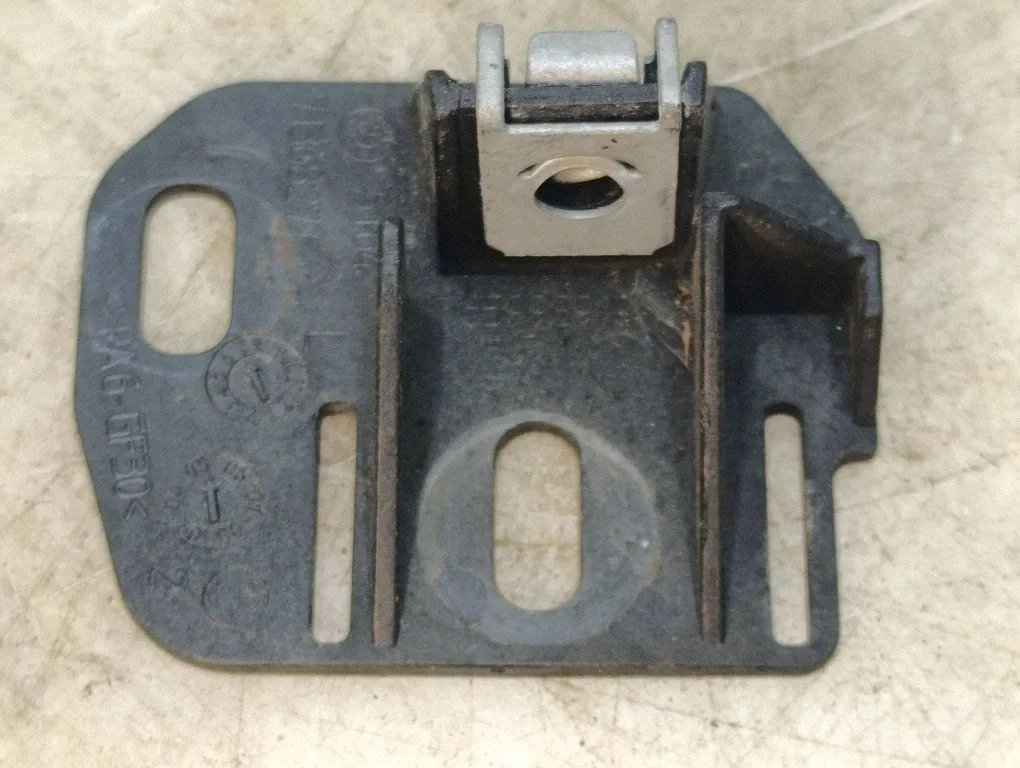 Headlight/headlamp mounting bracket 7136827