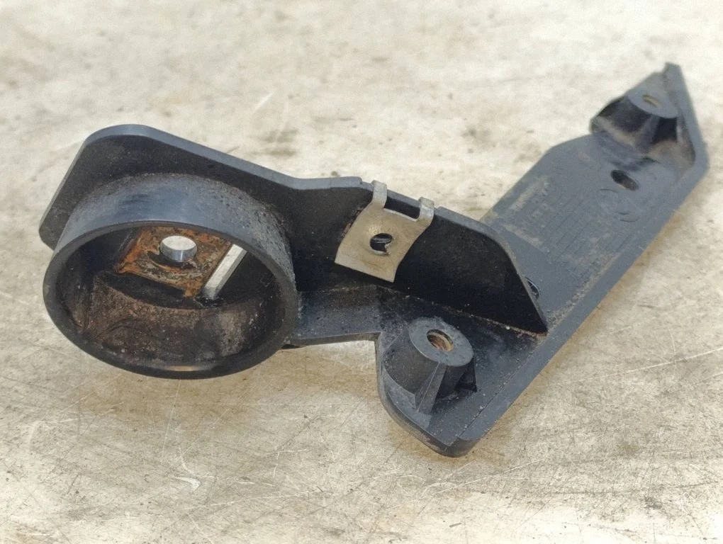 Headlight/headlamp mounting bracket 7058447