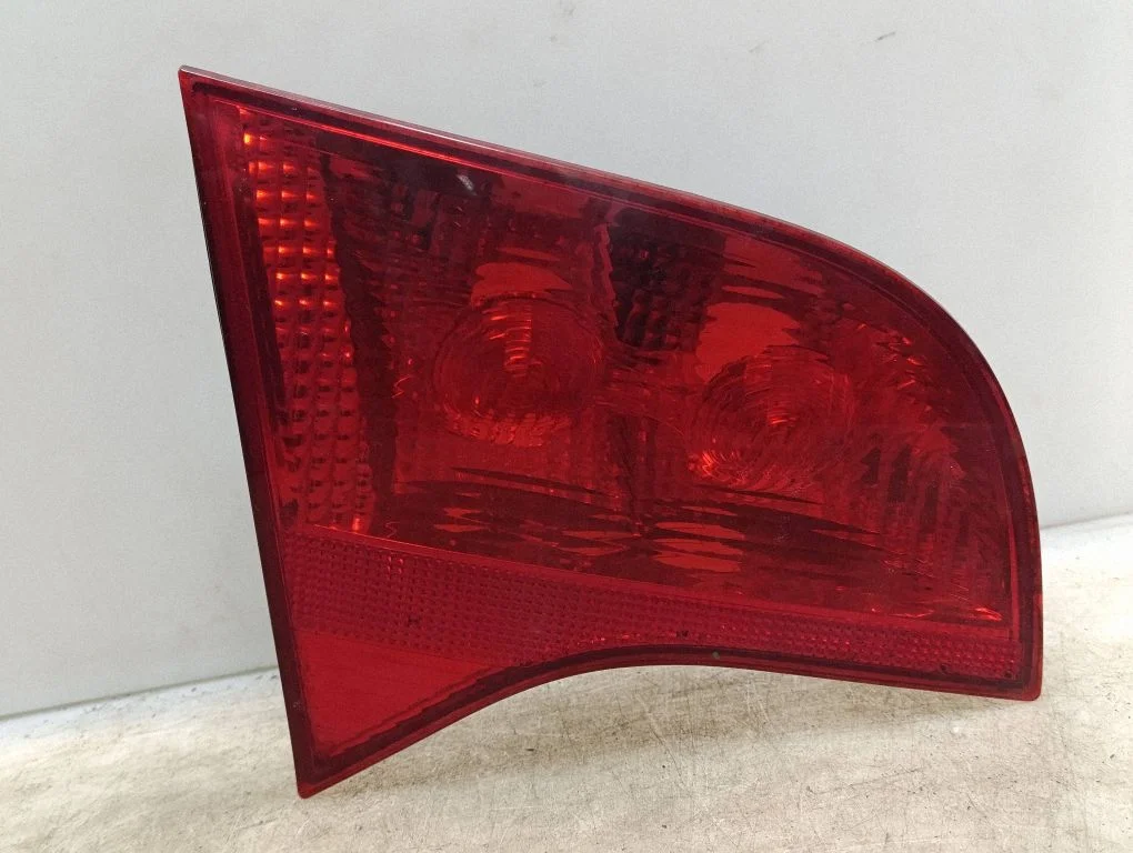 Lampa tylna w klapie 8E9945093