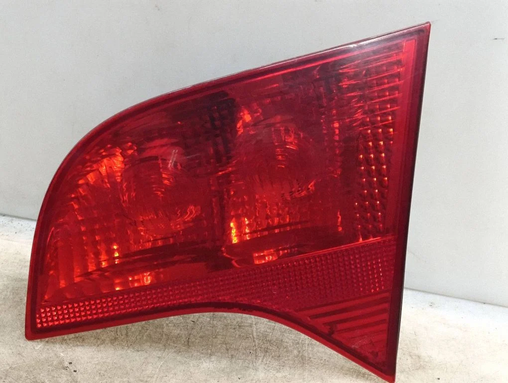 Lampa tylna w klapie 8E9945094