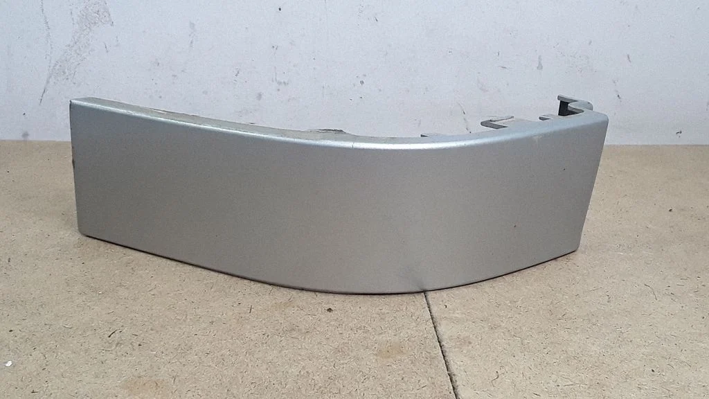 Rear/tail light trim molding – Ford Galaxy (2000-2006)