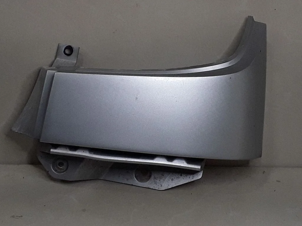 Rear/tail light trim molding – Nissan Primera (2002-2007)