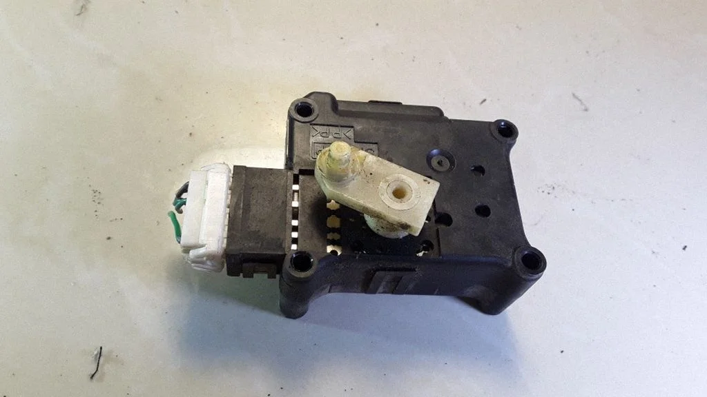 A/C air flow flap actuator/motor – Nissan Almera N16 (2000-2010)