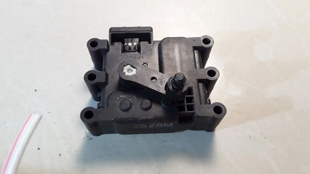 A/C air flow flap actuator/motor – Mazda 6 (2002-2008)