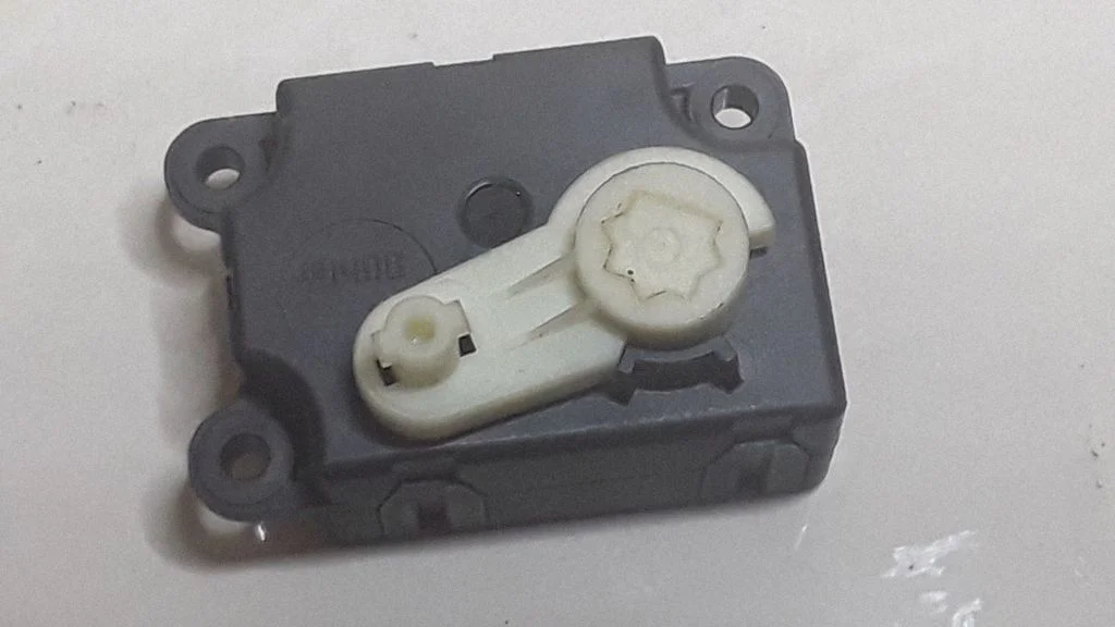 A/C air flow flap actuator/motor – Opel Vectra B (1996-2002)