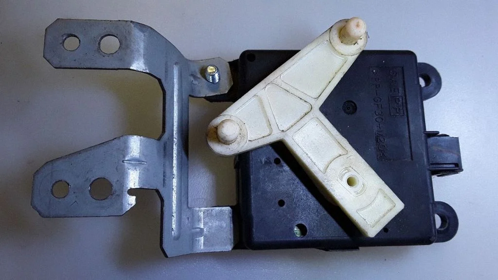 A/C air flow flap actuator/motor – Nissan Primera (2002-2007)