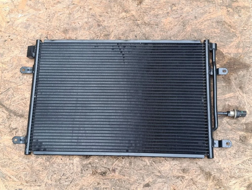 Kliimaseadme jahutusradiaator (kondensaator)