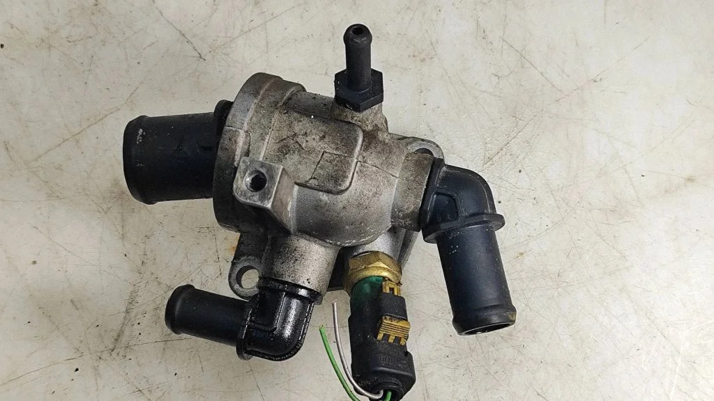 Termostaat / termostaadi korpus – Opel Corsa D (2006-2014)